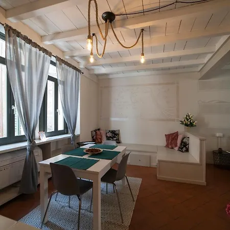 Homo Homini Lupus Appartement
