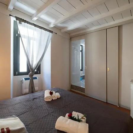 Appartement Homo Homini Lupus Brescia